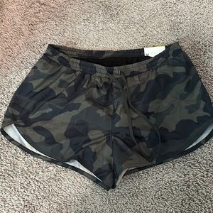 Women’s Old navy workout camo shorts Medium with liner- active wear